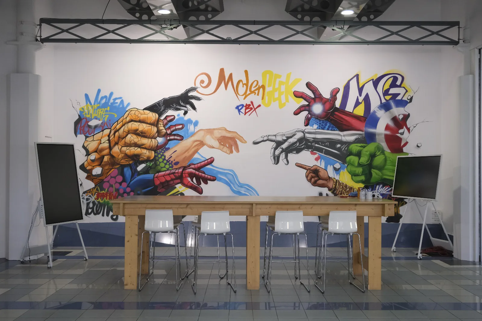La fresque et l’espace principal du campus MolenGeek Roubaix